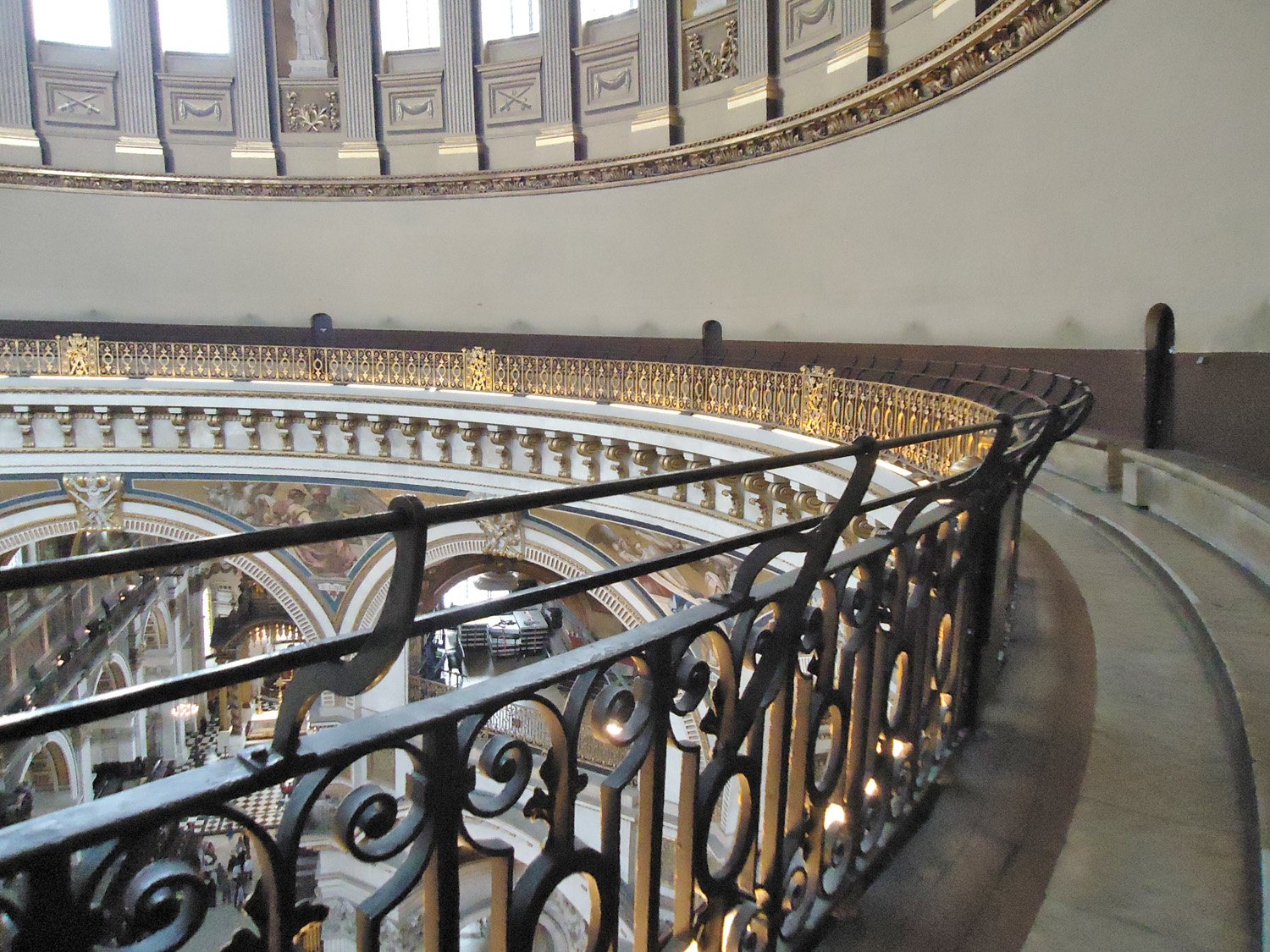 위스퍼링 갤러리 (Whispering Gallery)